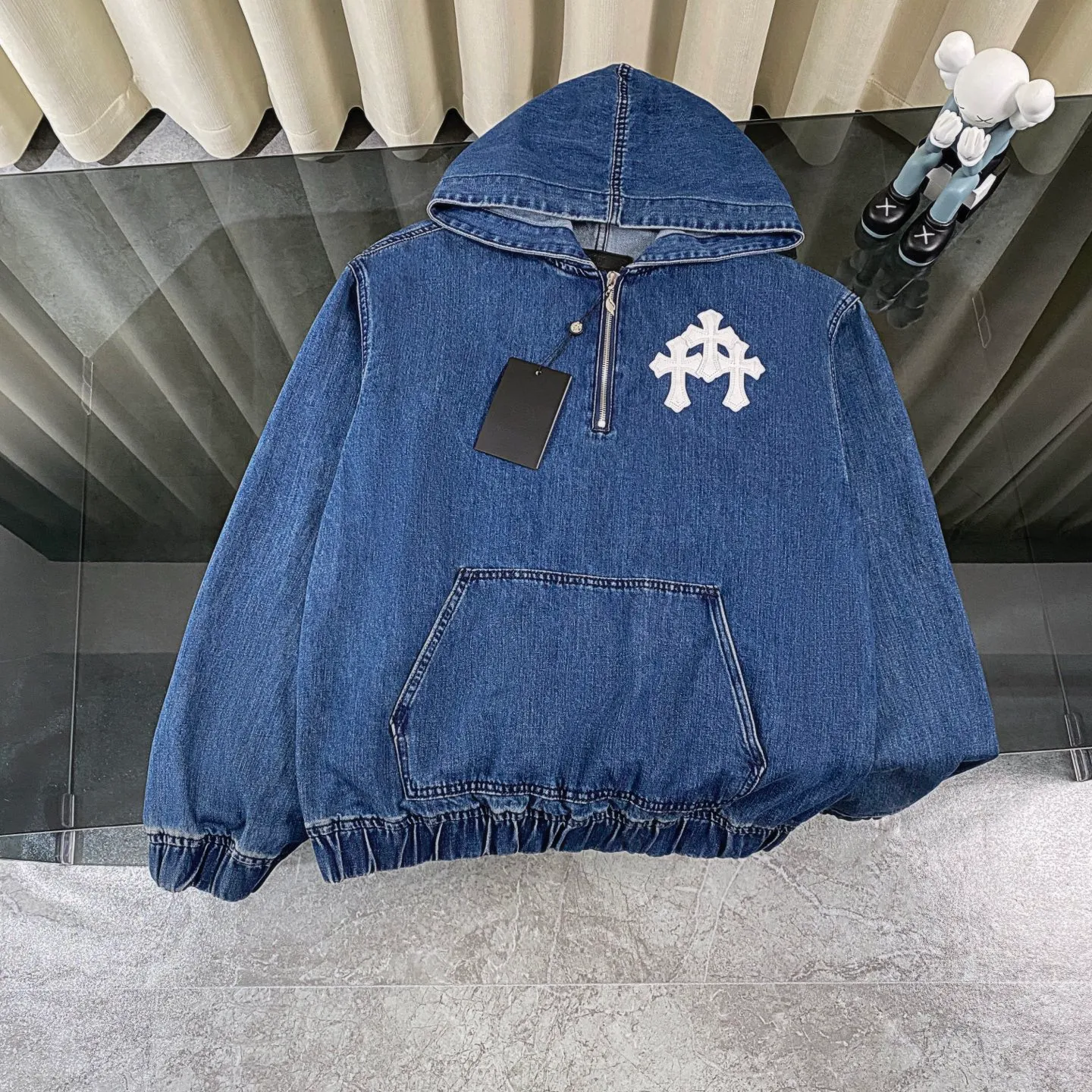 🅿️290 Chrome Heart ｜ Chrome Heart 25ss cross-stitched leather Sanskrit letter unisex denim hooded jacket. The new half-zip denim sweatshirt hoodie is not bad. It is quite casual, the fit is relatively loose, and the simple blue and white color scheme is full of details. Leather Logo Sanskrit printing. Classic denim fabric. No matter the body shape, anyone can control it. Same style for men and women~ About Chrome Heart This is an extremely luxurious fashion brand that can also be called the nobility of the high street. It has always been an exclusive brand for some hipsters or rich second generation. Compared with ordinary high streets, it is more luxurious and noble. Compared with luxury brands, it has a more fashionable personality. It has always been a brand that I have a special liking for. Color: denim blue Size: S M L